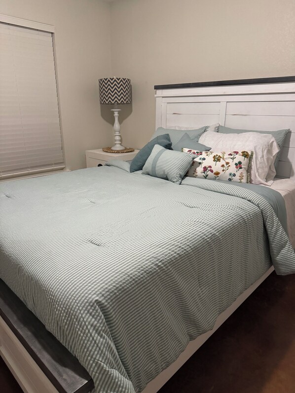 3 habitaciones, tabla de planchar con plancha, wifi y ropa de cama 