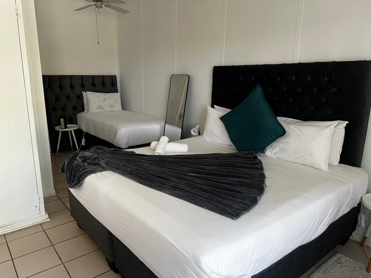 家庭房 | 办公桌、笔记本电脑工作区、遮光窗帘、熨斗/熨衣板