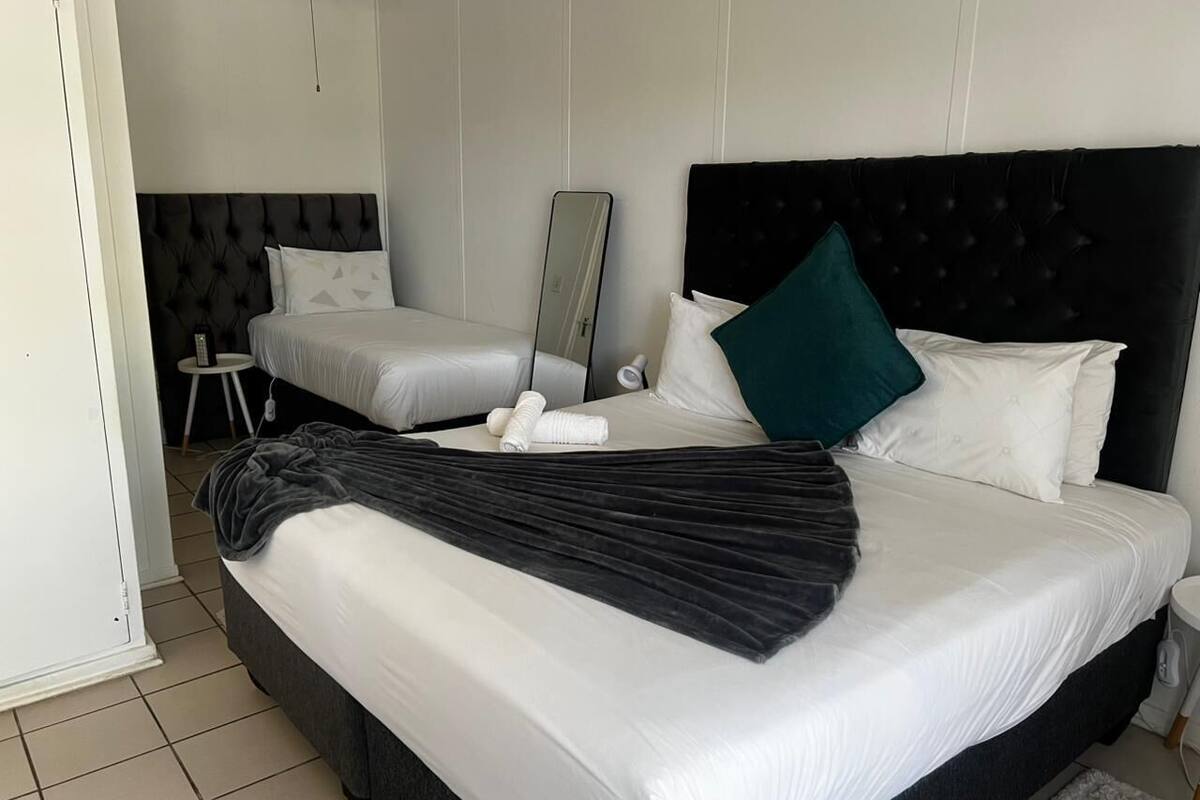 Familiekamer | Luxe beddengoed, een bureau, een laptopwerkplek