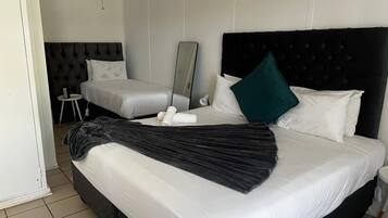 Camera familiare | Una scrivania, postazione laptop, tende oscuranti, ferro/asse da stiro