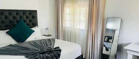 Cabaña tradicional | Escritorio, espacio para trabajar con laptop y cortinas blackout