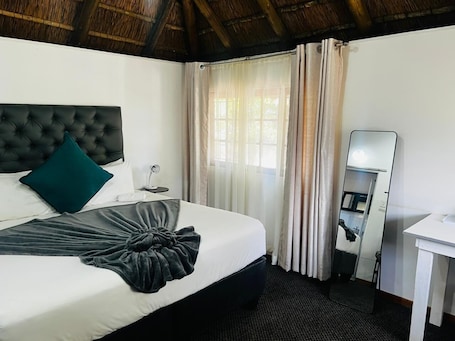 Traditional Cabin | Premium bedding, desk, laptop workspace, blackout drapes. Sagrada Guest House