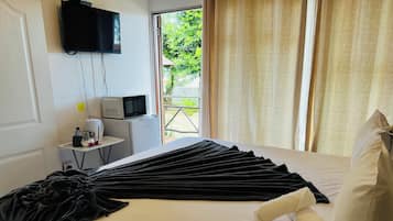 Kamar Double Superior, balkon, pemandangan kebun | Meja kerja, ruang kerja ramah laptop, dan tirai kedap cahaya