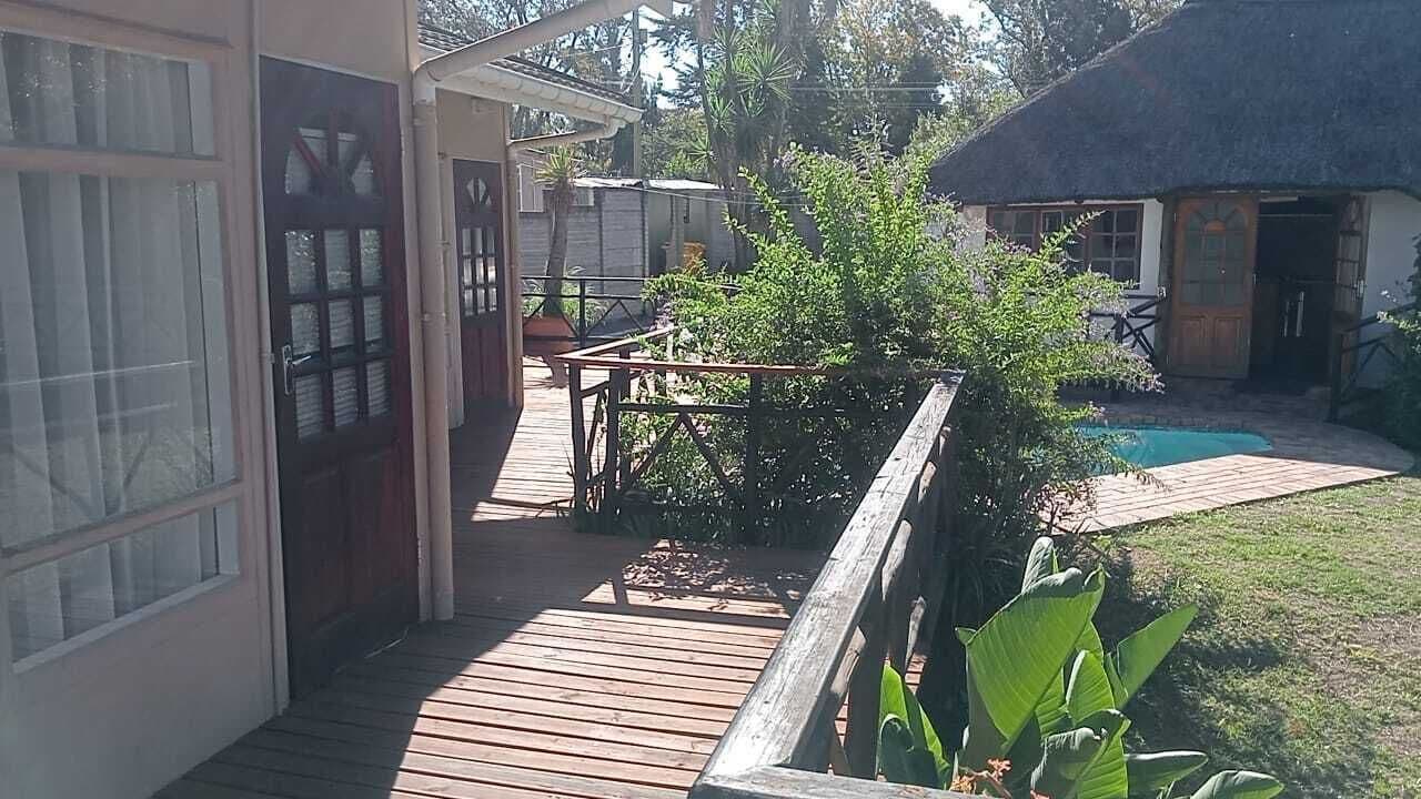 Escritorio, espacio para trabajar con laptop y cortinas blackout 