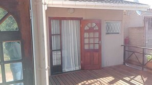 Escritorio, espacio para trabajar con laptop y cortinas blackout 