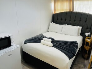 Desk, laptop workspace, blackout drapes, iron/ironing board - Sagrada Guest House (Mthatha)