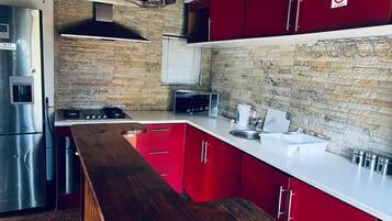 Cabin truyền thống | Bếp riêng | Tủ lạnh nhỏ, lò vi sóng, dụng cụ nấu nướng/bát dĩa/dao nĩa