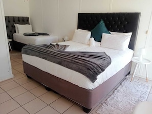 Bureau, espace de travail pour ordinateur portable, rideaux occultants