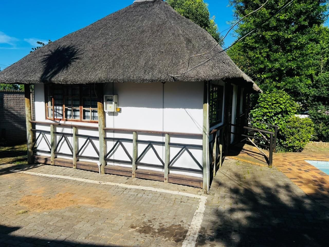 Baita Tradizionale | Una scrivania, postazione laptop, tende oscuranti, ferro/asse da stiro