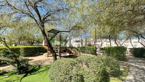 A park with a playground, green lawns, and trees. - Family House w/Alberca 5 min Airport/Consulate (Hermosillo)