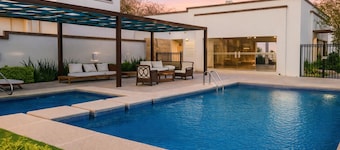 Family House w/Alberca 5 min Airport/Consulate