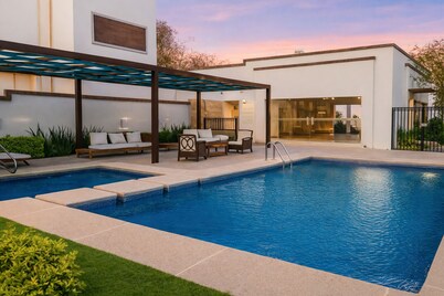 Family House w/Alberca 5 min Airport/Consulate