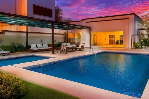 Family House w/Alberca 5 min Airport/Consulate