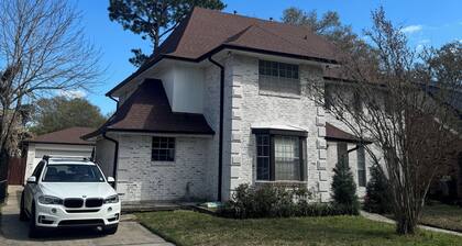 Luxury Home: 4 Beds 2.5 Baths. 7 mnts from Airport