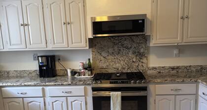 Luxury Home: 4 Beds 2.5 Baths. 7 mnts from Airport