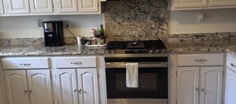 Luxury Home: 4 Beds 2.5 Baths. 7 mnts from Airport