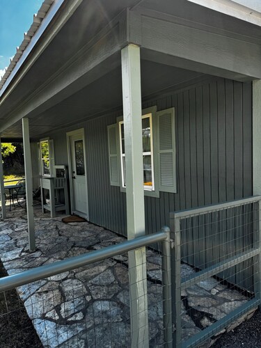 Cozy cabin in peaceful Glen Rose with AC fully furnished