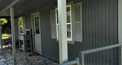 Cozy cabin in peaceful Glen Rose with AC fully furnished