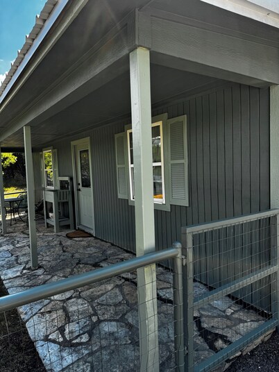 Cozy cabin in peaceful Glen Rose with AC fully furnished