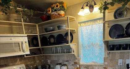 Cozy cabin in peaceful Glen Rose with AC fully furnished