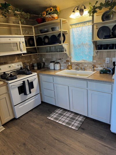 Cozy cabin in peaceful Glen Rose with AC fully furnished