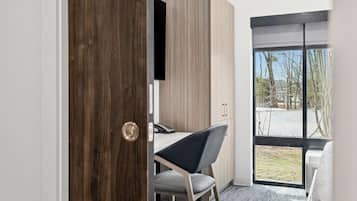 Een bureau, een laptopwerkplek, gratis wifi