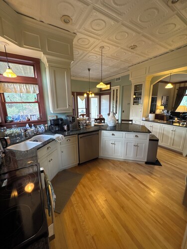 Victorian Home Retreat Near Pella