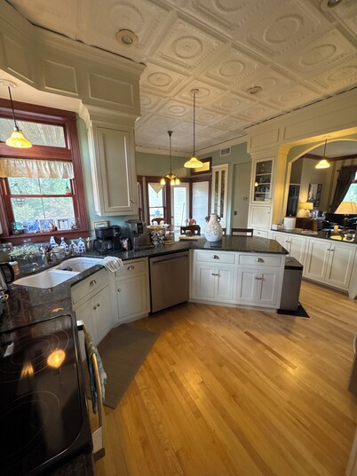 Victorian Home Retreat Near Pella