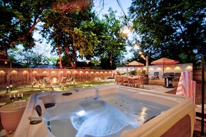 Outdoor spa tub