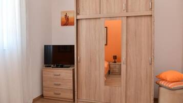 1 bedroom, iron/ironing board, internet, bed sheets