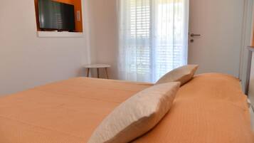 1 bedroom, iron/ironing board, internet, bed sheets