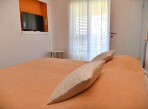 Tabla de planchar con plancha, acceso a internet y ropa de cama