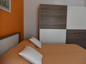 Tabla de planchar con plancha, acceso a internet y ropa de cama 