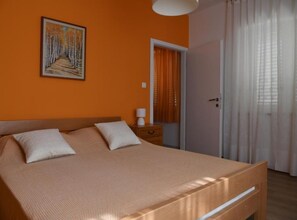 2 bedrooms, iron/ironing board, internet, bed sheets - Apartments Near Sea Supetar - Two Bedroom Apartment with Balcony and Garden View (Supetar)