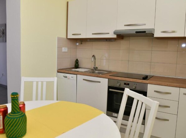 Kühlschrank, Mikrowelle, Ofen, Geschirrspüler
