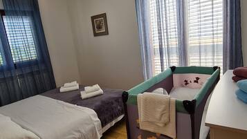 3 bedrooms, iron/ironing board, internet, bed sheets