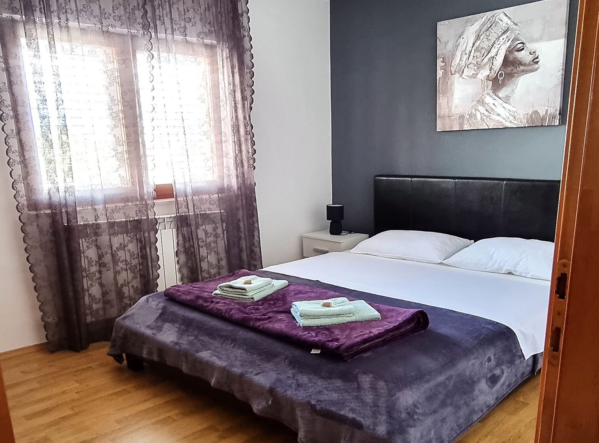 3 bedrooms, iron/ironing board, internet, bed sheets