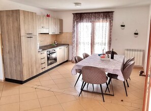 Fridge, oven, dishwasher, coffee/tea maker