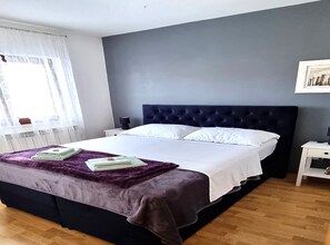 3 bedrooms, iron/ironing board, internet, bed sheets