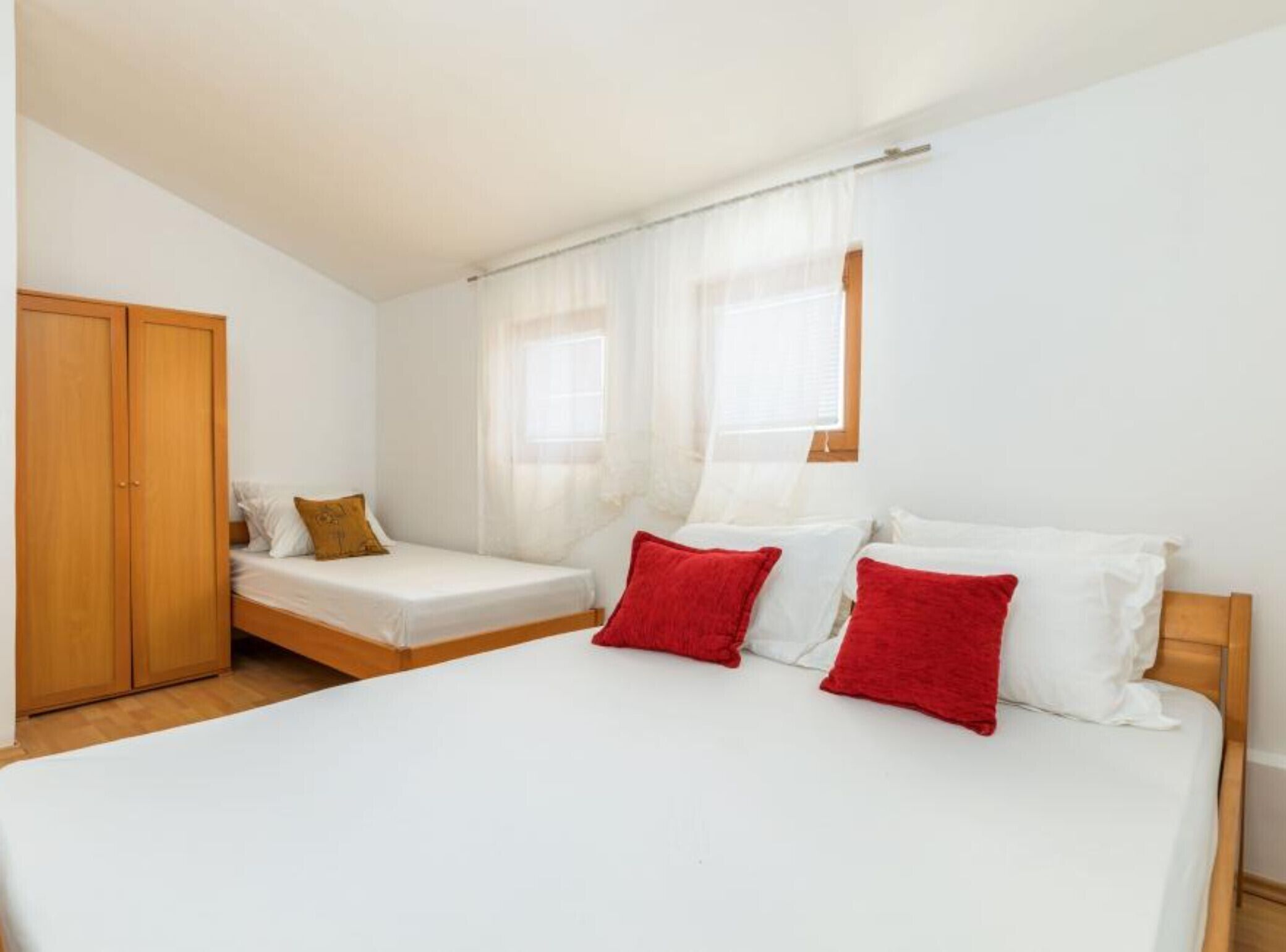 1 bedroom, internet, bed sheets