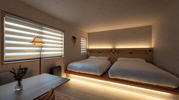 Escritorio, espacio para trabajar con laptop y cortinas blackout