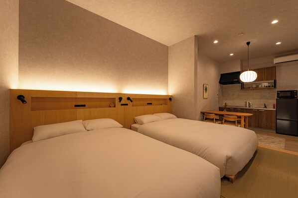 Superior Suite | Desk, laptop workspace, blackout drapes, soundproofing