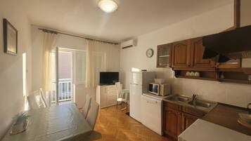 Fridge, microwave, oven, dishwasher