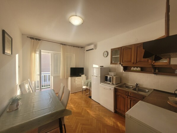 Fridge, microwave, oven, dishwasher