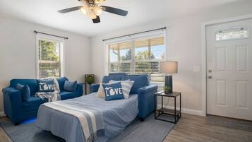 2 habitaciones, tabla de planchar con plancha, wifi y ropa de cama