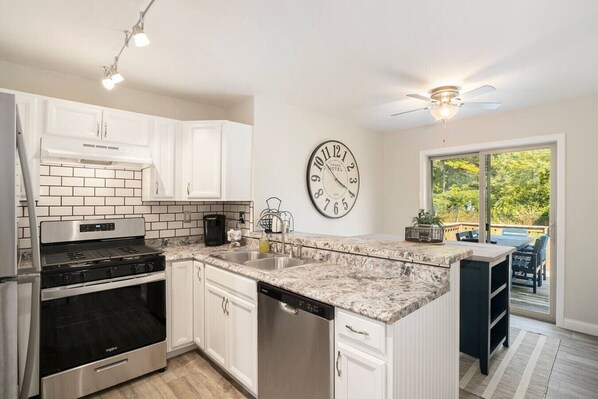 ميكروويف، فرن، موقد طهي مسطح، غسالة أطباق