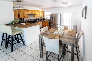 Dining - -A Sweet Home Near Theme Parks!- (Kissimmee)