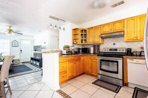 Fridge, microwave, oven, stovetop - -A Sweet Home Near Theme Parks!- (Kissimmee)