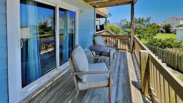 Studio (3 Bedrooms) | Property amenity