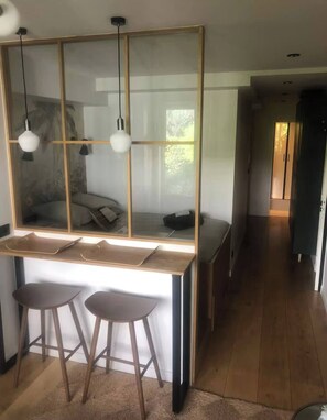 1 bedroom, internet, bed sheets